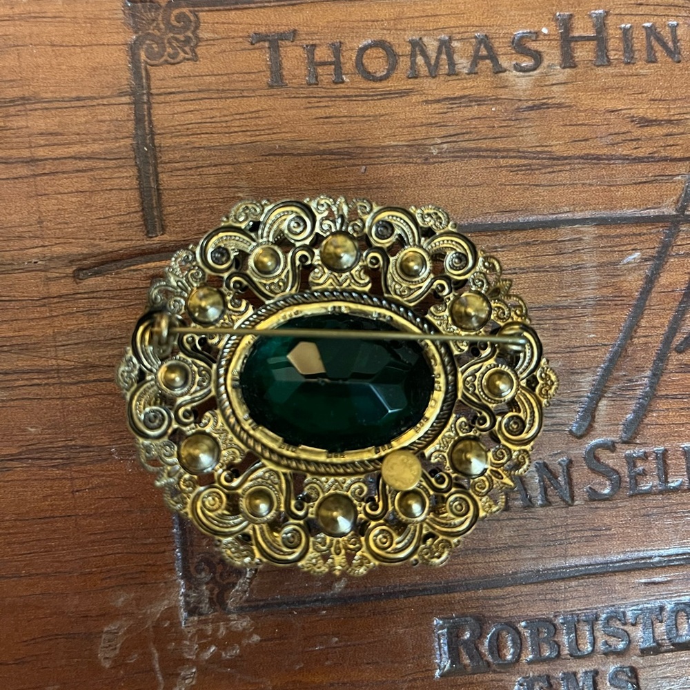 Vintage Ornate Gold and Green Gemstone Brooch - Picture 3 of 11